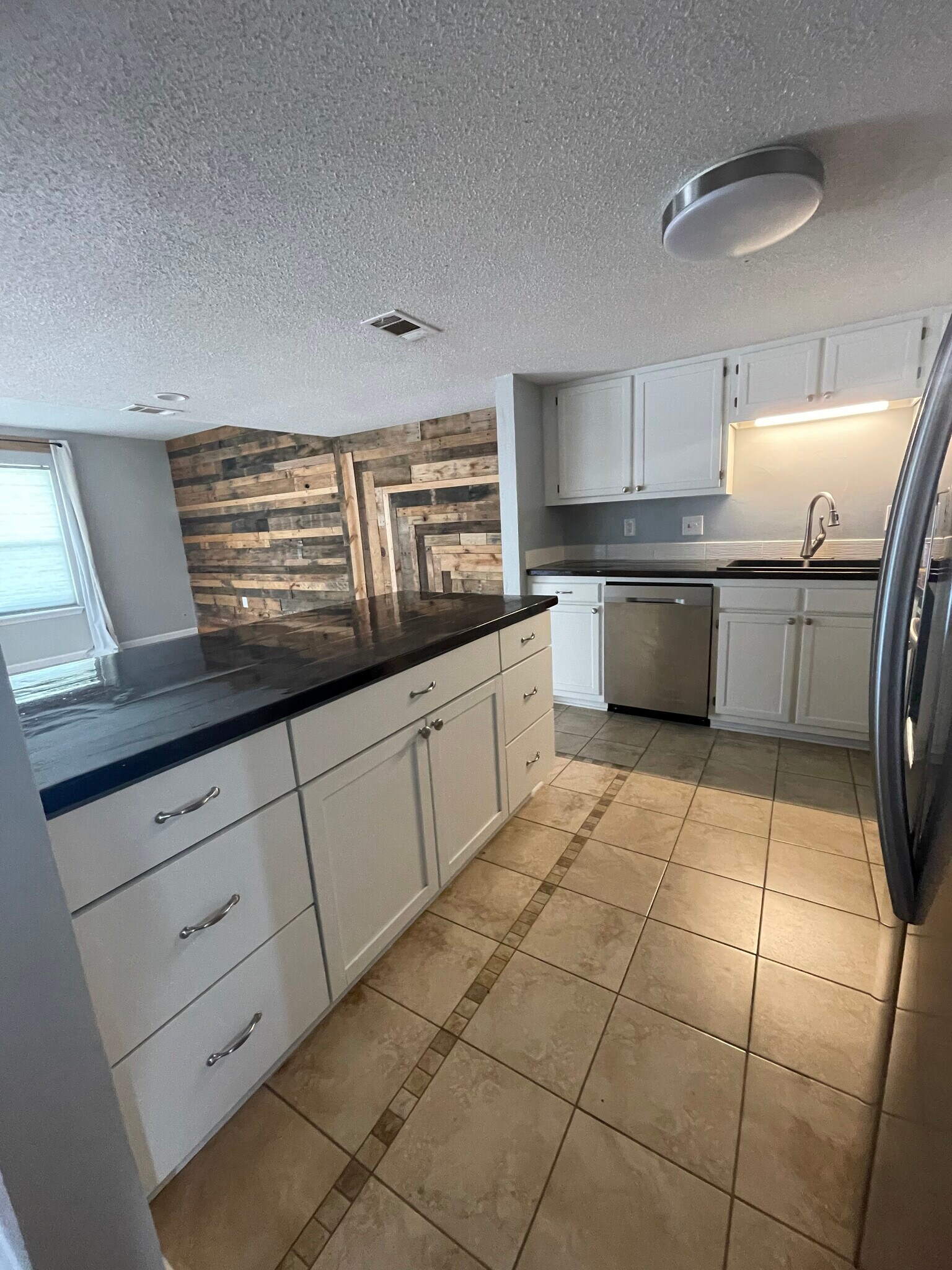 Building Photo - 1814 Whispering Oaks Ln