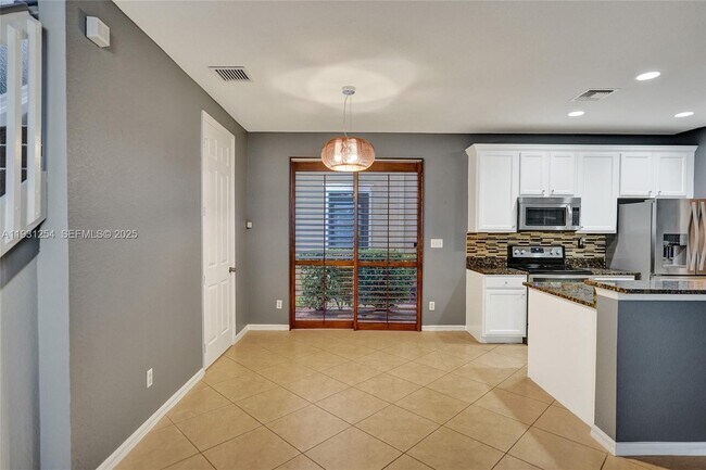 Building Photo - 2057 SE Avon Park Dr