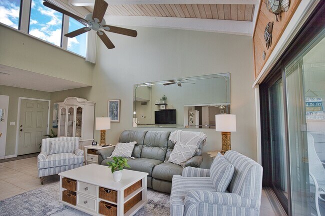 Building Photo - 1555 Tarpon Center Dr