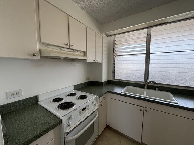 Building Photo - 1212 Punahou St