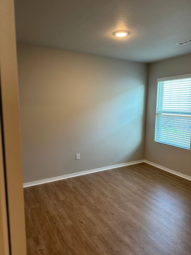 Building Photo - *Pre-leasing* Three Bedroom | Two Bath Hom...