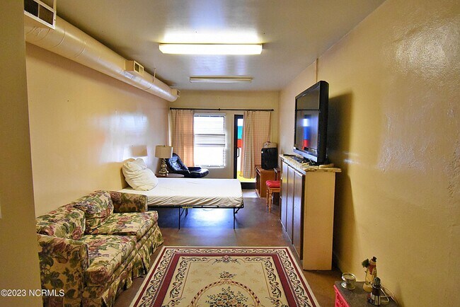 Building Photo - 1119 Queen St