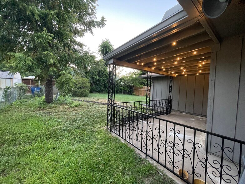 Building Photo - 9655 Lanward Dr