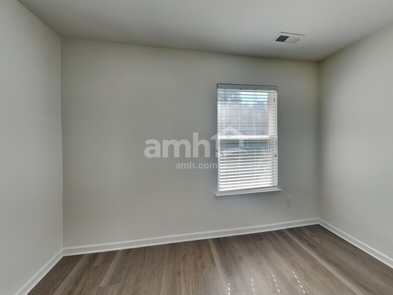 Building Photo - 2004 Centerview Dr