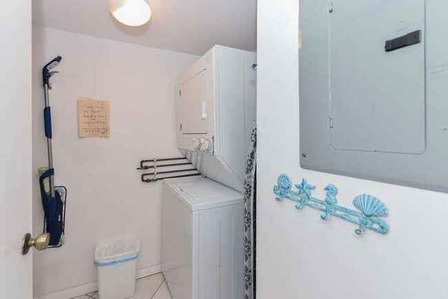 Building Photo - 353 S US HIGHWAY 1