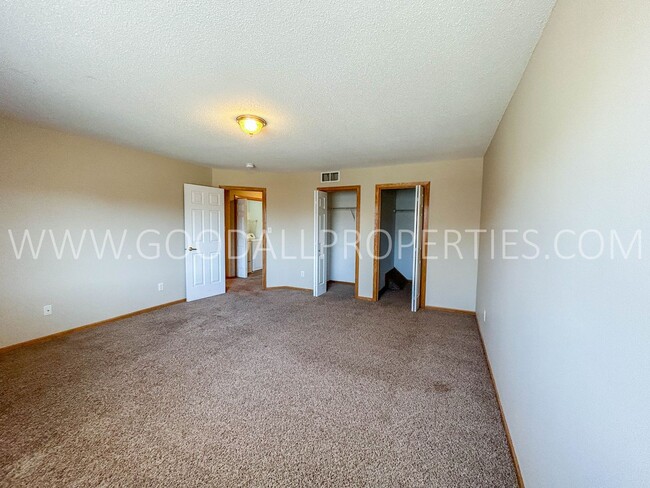 Building Photo - 2 Bedroom 1.5 Bathroom Townhome in West De...