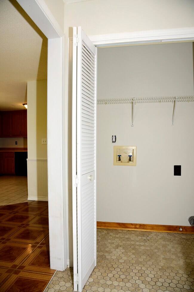 Building Photo - 311 Parkwood Pl