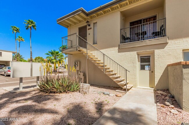 Building Photo - Absolutely Stunning Remodeled 2 Bedroom Co...