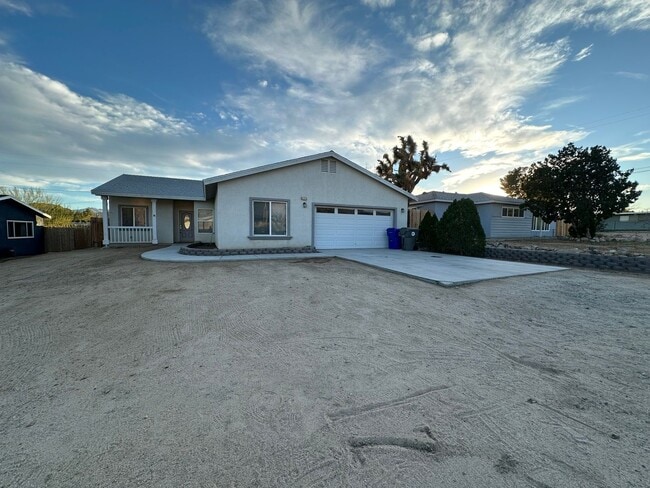 Building Photo - 3 Bedroom home in the beloved Joshua Tree area