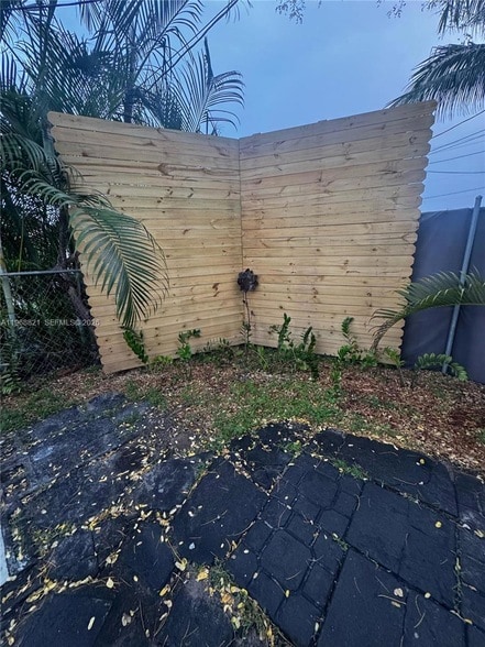 Building Photo - 582 E 18th St