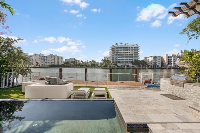 Building Photo - 9380 Bay Dr