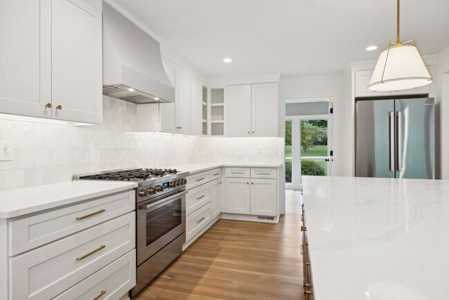 Building Photo - Completely renovated ranch 4BR/4BA ranch h...
