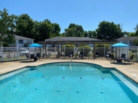 Building Photo - The Glens