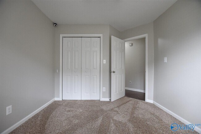 Building Photo - 2542 Bonnie Oaks Dr SW