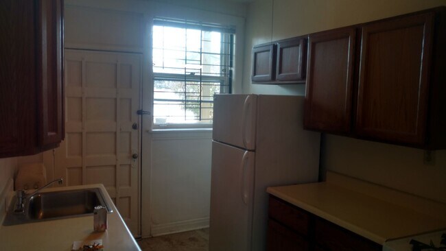 Building Photo - Charming Roscoe Village 1 Bedroom - Recently redone bathroom! Refinished hardwood floors!