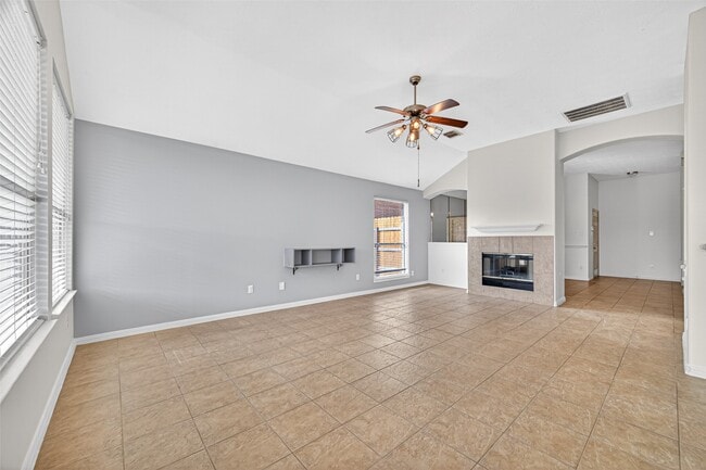 Building Photo - 23914 Glengate Dr