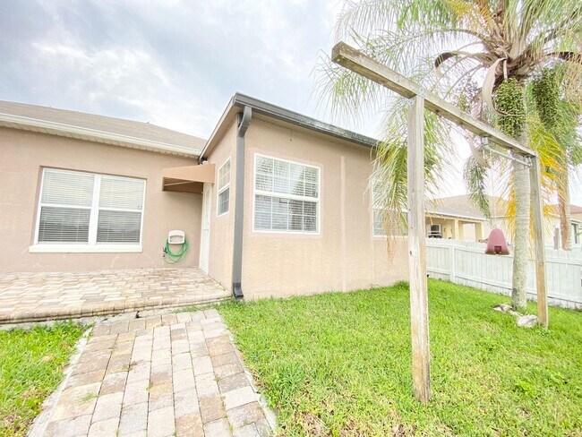 Building Photo - Beautiful Lake View Home in Waterside Estate!