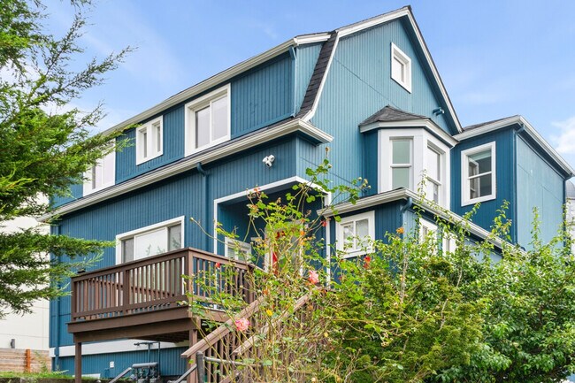 Building Photo - 914 16th Ave