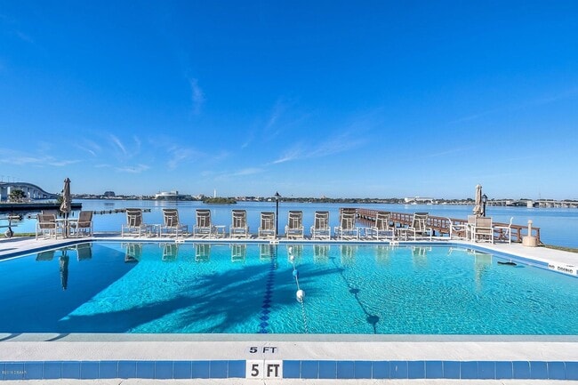 Building Photo - 2 bedroom 2 bath Direct river front.