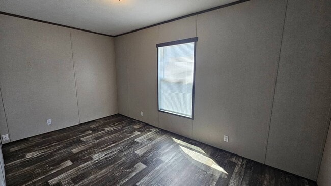 Building Photo - 2320 E MacArthur Rd