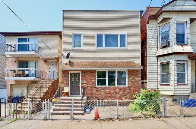 Building Photo - 97 Sanford Pl