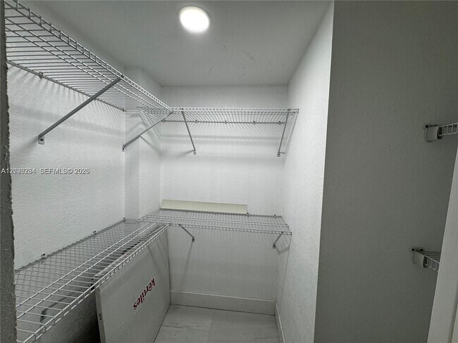Building Photo - 5420 W 21st Ct