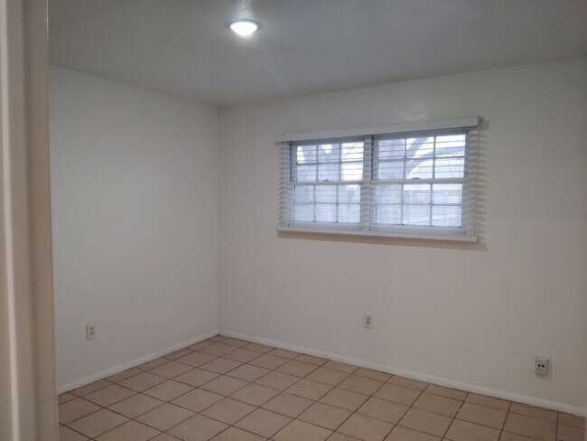 Building Photo - 543-545 Canary Lane