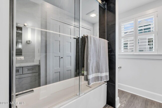 Building Photo - 502 12th Ave