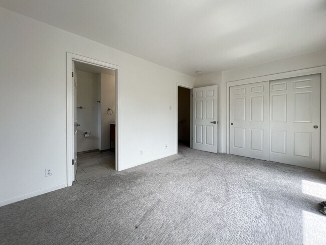 Building Photo - Beautifully Remodeled St. Helena Townhome with Pool Access & 2-Car Garage