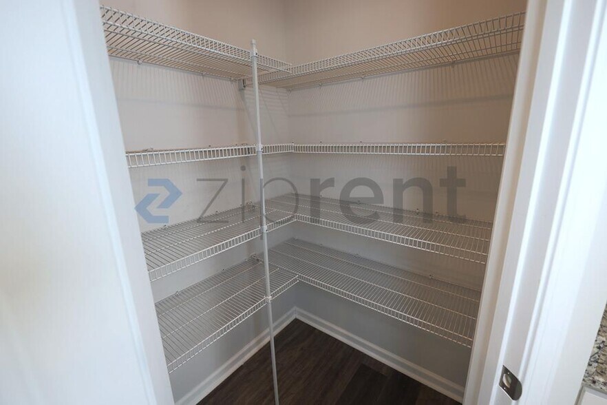 Building Photo - Unit