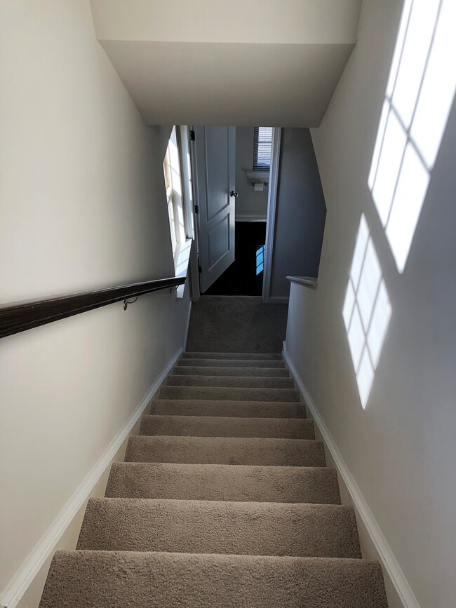 Building Photo - Beautiful End-Unit Townhome in New Post!