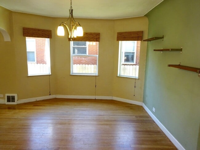 Building Photo - Bright and Charming Sunnyside Bungalow