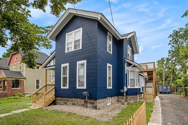 Building Photo - $1495 Tastefully furnished 1BR Apartment |...