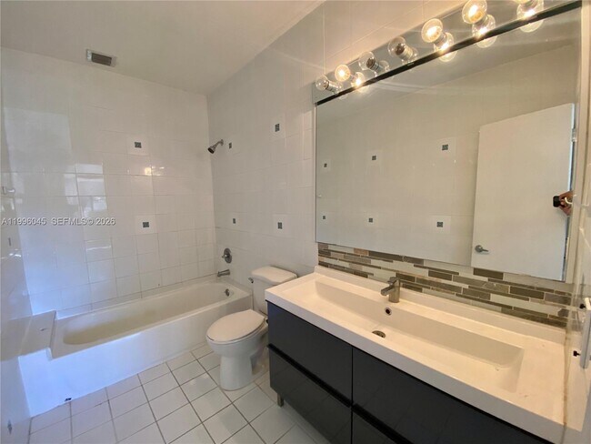 Building Photo - 1101 Bay Dr