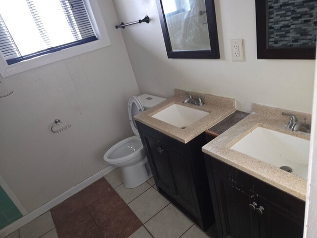 Building Photo - Oak Ridge 37830 - 1 Bedroom, 1 Bath Apartment - Contact Lisa Vineyard and Shannon Russell (865) 2...