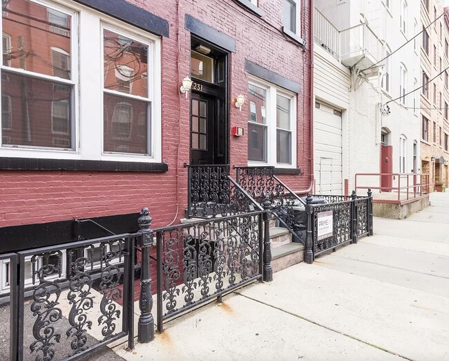 Building Photo - 231 Grand St