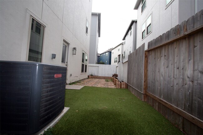 Building Photo - 2009 Kirby Landing Dr