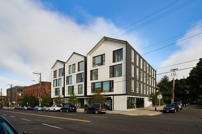 Building Photo - Chic Buckman Studio w/ Vaulted Ceilings, D...