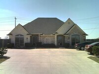 Building Photo - College Station - Spacious 3 bedroom/ 3 bath duplex off Graham Rd