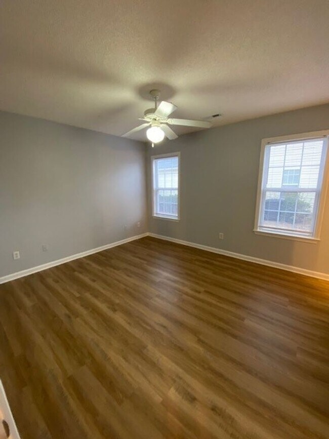 Building Photo - Welcome to this beautiful 4 bedroom, 2 bathroom home located in the desirable area of Wilmington,...