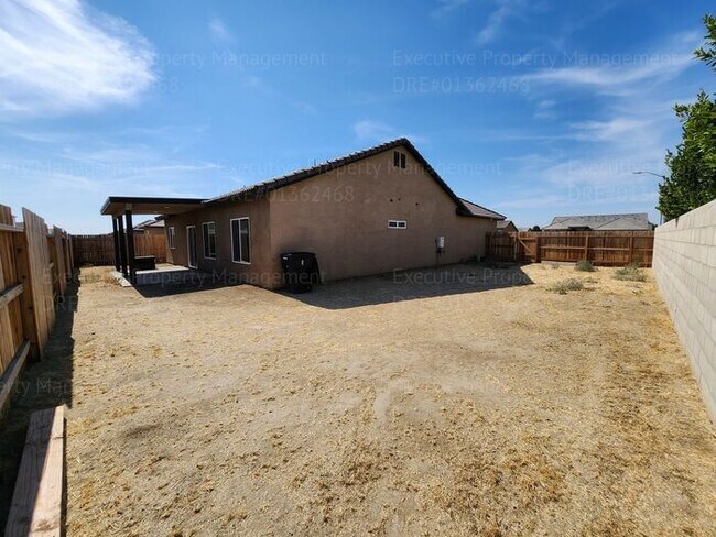 Building Photo - 3 bedroom/ 2 bathroom home located in a cu...