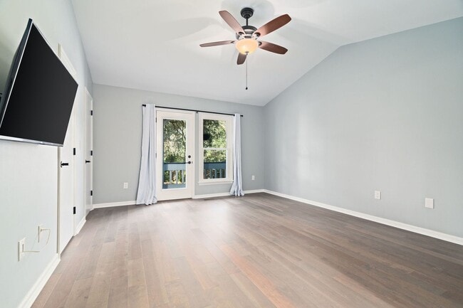 Building Photo - Modern Comfort on James Island!