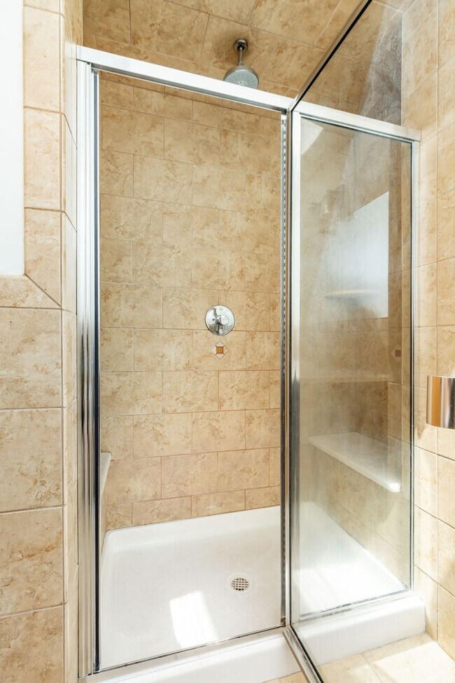 Building Photo - Beautiful 2 Bedroom