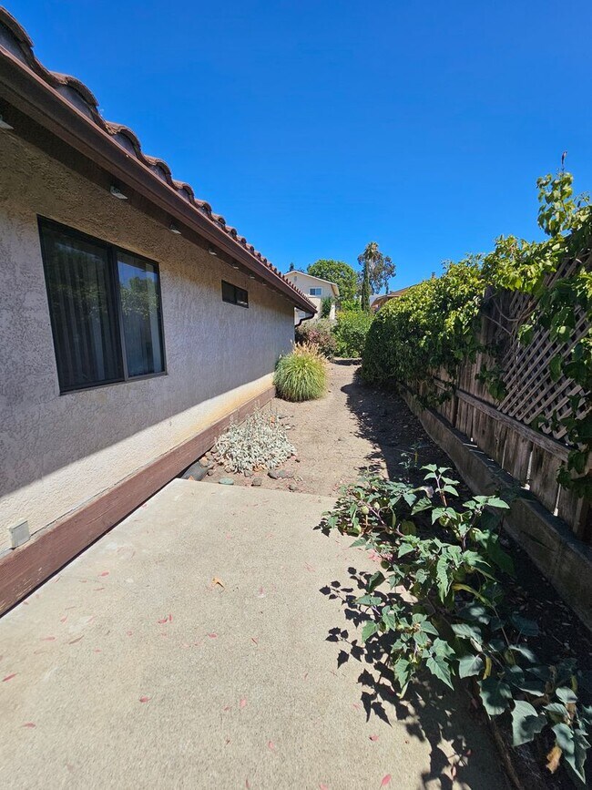 Building Photo - 2356-2356 Bushnell St