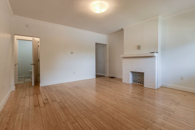 Building Photo - 2823 Cobden St
