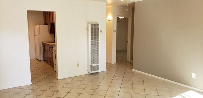 Building Photo - $1000 Move In Holiday Special!! La Mesa 2b...
