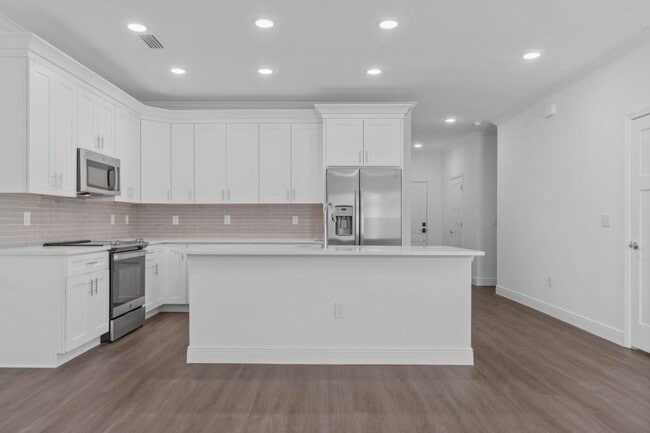 Building Photo - 525 Hill Ln