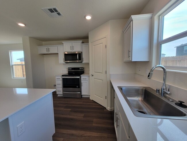 Building Photo - Brand New Home