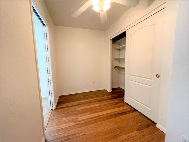 Building Photo - Two bdrm Townhome for RENT in Paradise Val...
