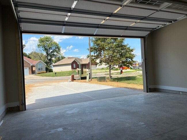 Building Photo - 102 Twin Lakes Dr